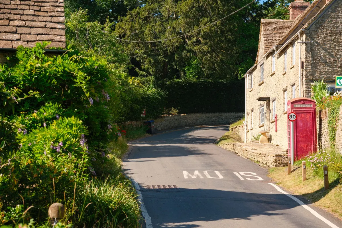 How to Drive on Single-Track Country Lanes: A Step-by-Step Guide